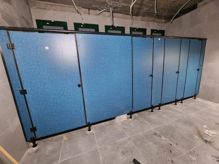 תאי שירותים טרספה בבית ספר בקלנסווה