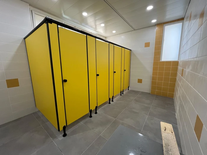 תאי שירותים טרספה בבית ספר בקצרין