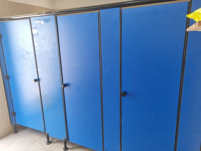 דלתות ומחיצות טרספה לתאי שירותים