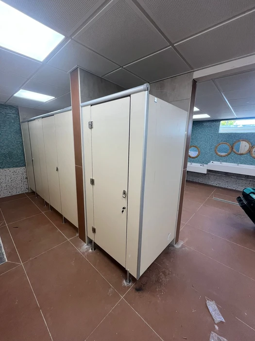 דלתות ומחיצות טרספה לתאי שירותים