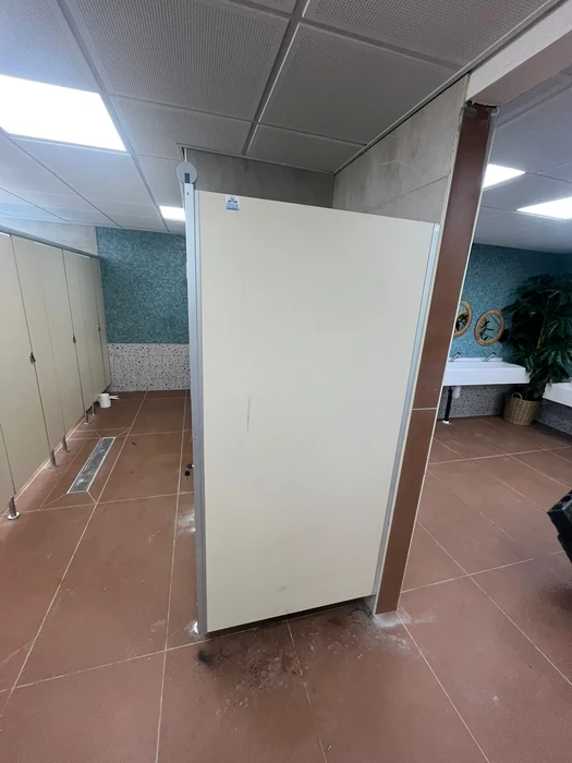 דלתות ומחיצות טרספה לתאי שירותים בקאנטרי