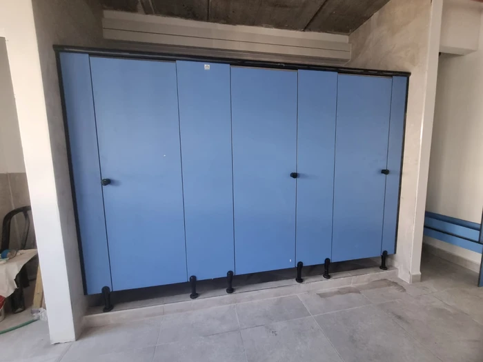 דלתות ומחיצות טרספה לתאי שירותים בצבע כחול קאנטרי