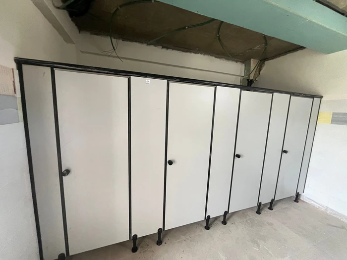 דלתות ומחיצות טרספה לתאי שירותים