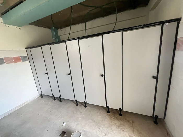 דלתות ומחיצות טרספה לתאי שירותים