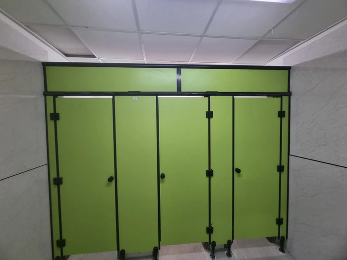 דלתות ומחיצות טרספה לתאי שירותים