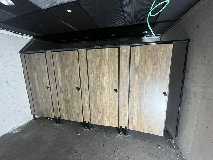 דלתות ומחיצות טרספה לתאי שירותים בצבע אלטון ככה משרדים