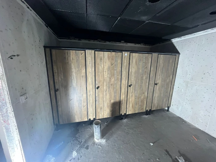 דלתות ומחיצות טרספה לתאי שירותים בצבע אלון ככה