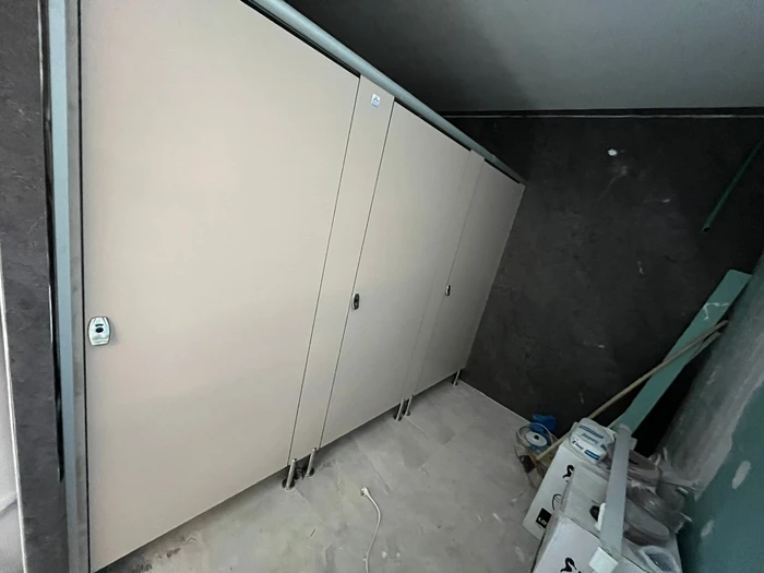 דלתות ומחיצות טרספה לתאי שירותים