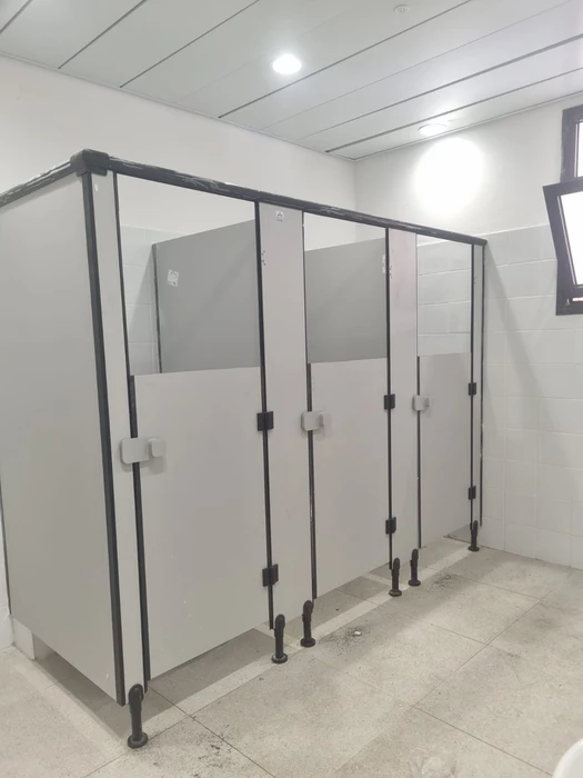 דלתות ומחיצות טרספה לתאי שירותים בגן ילדים