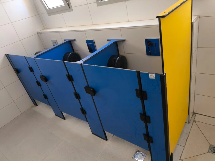 דלתות ומחיצות טרספה לתאי שירותים גן ילדים באור עקיבא