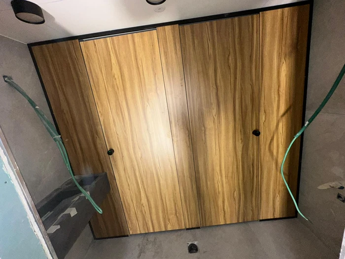 דלתות ומחיצות טרספה לתאי שירותים ריצפה תיקרה במשרדים בהרצליה