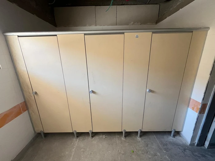 דלתות ומחיצות טרספה לתאי שירותים