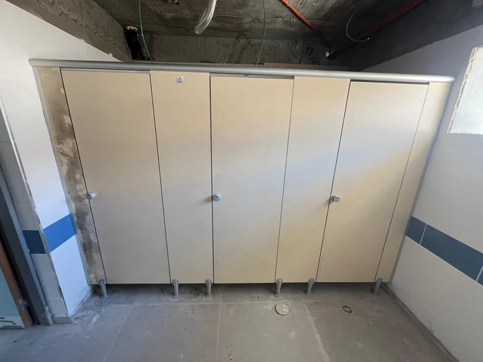 דלתות ומחיצות טרספה לתאי שירותים משרדים ירושלים