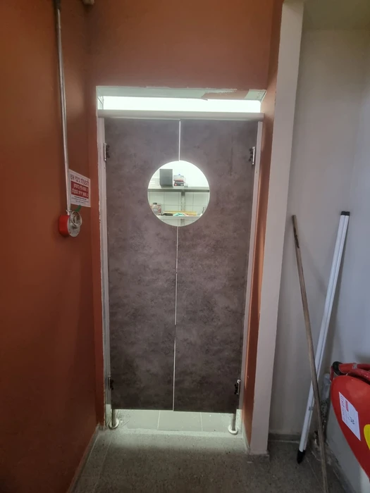 דלת פנדל במסעדה בתל אביב