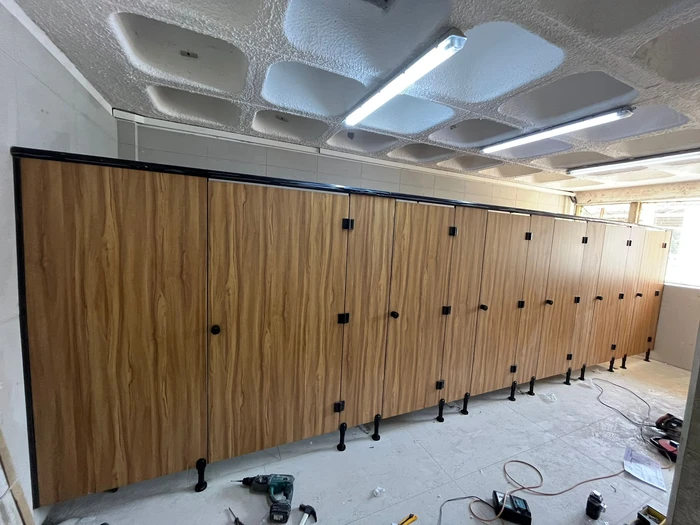 דלתות ומחיצות לתאי שירותים טרספה שדרות נחשון