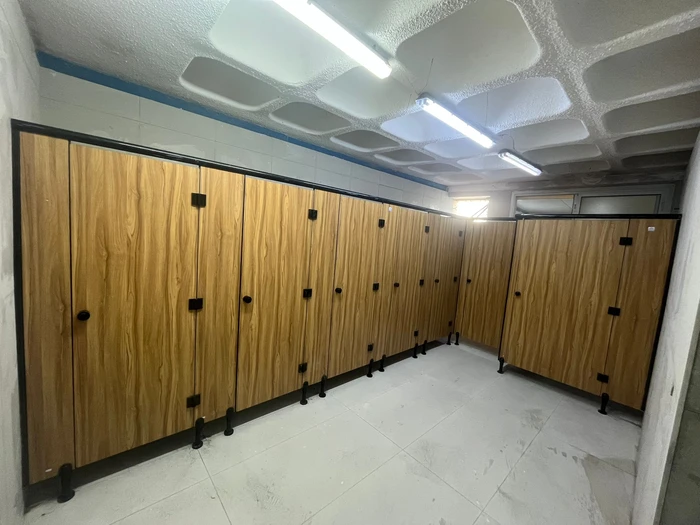 דלתות ומחיצות לתאי שירותים טרספה שדרות נחשון צבע אלון בהיר