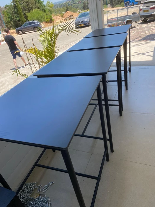 שולחנות לפוד טראק בשלומי עבודה בהזמנה אישית מחומר טרספה