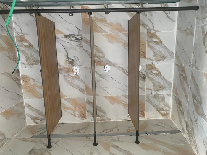 מחיצות מקלחת מטרספה בצבע אלון בהיר