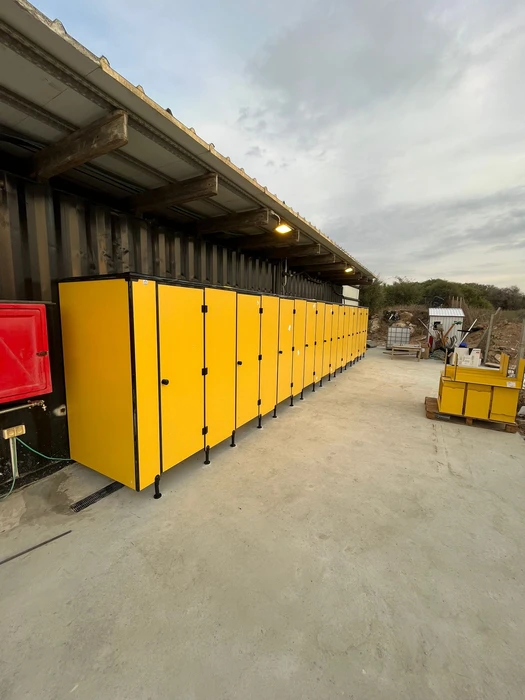 תאי שירותים במפעל לעובדי המפעל בצבע צהוב