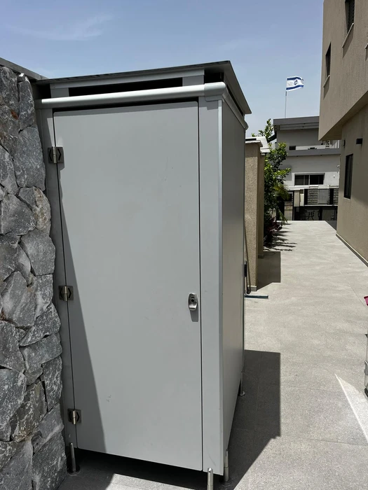 תא שירותים מטרספה בבית פרטי בחצר סמוך לבריכת שחיה