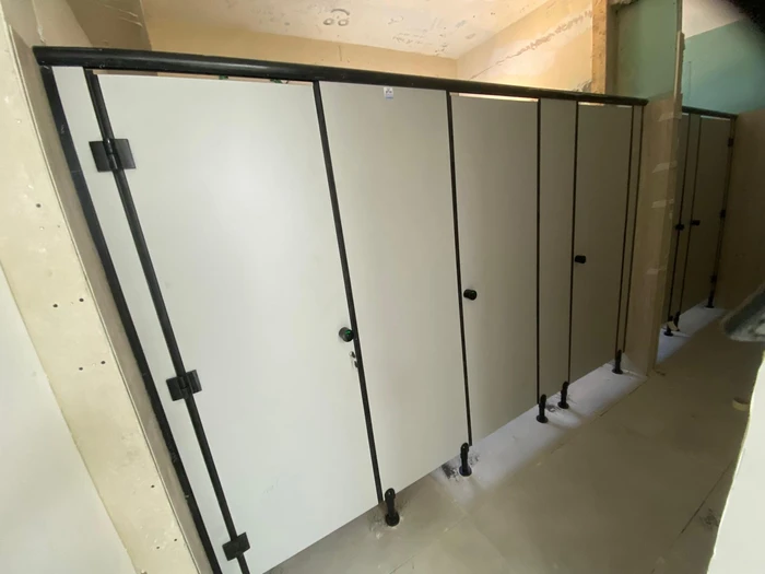 מחיצות ודלתות לתאי שירותים טרספה ( HPL ) קיבוץ דפנה