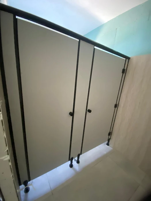 מחיצות ודלתות לתאי שירותים טרספה ( HPL ) קיבוץ דפנה