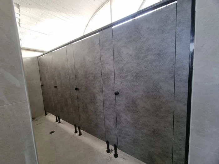 מחיצות ודלתות לתאי שירותים טרספה ( HPL ) בריכה עירונית שדרות