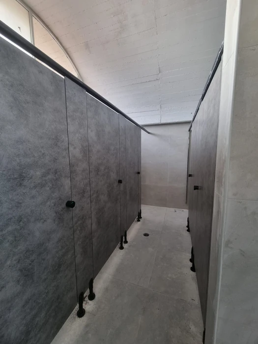 מחיצות ודלתות לתאי שירותים טרספה ( HPL ) בריכה עירונית שדרות