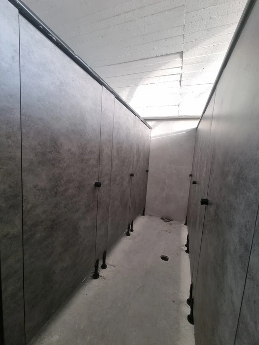 מחיצות ודלתות לתאי שירותים טרספה ( HPL ) בריכה עירונית שדרות