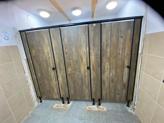 מחיצות ודלתות לתאי שירותים טרספה ( HPL ) חדרה בית ספר הדמוקרטי