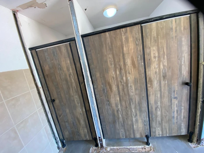 מחיצות ודלתות לתאי שירותים טרספה ( HPL ) חדרה בית ספר הדמוקרטי