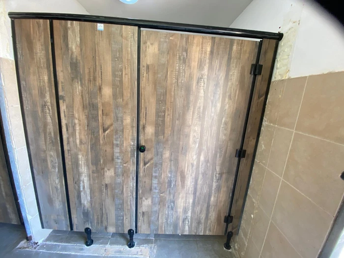 מחיצות ודלתות לתאי שירותים טרספה ( HPL ) חדרה בית ספר הדמוקרטי