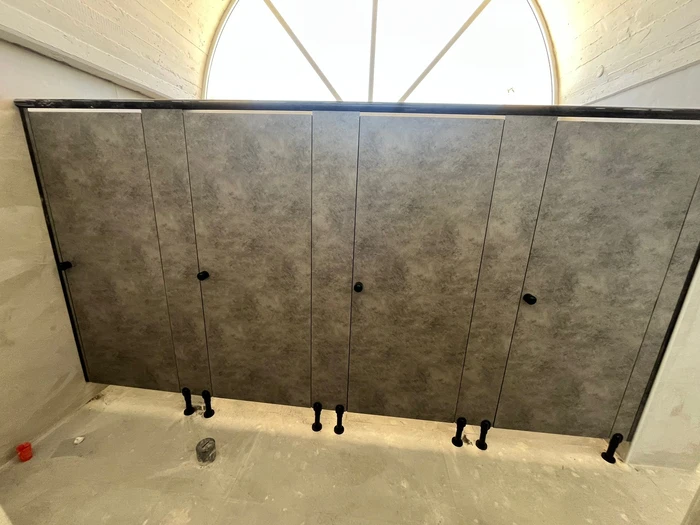 מחיצות ודלתות לתאי שירותים טרספה ( HPL ) בריכת שחייה בשדרות