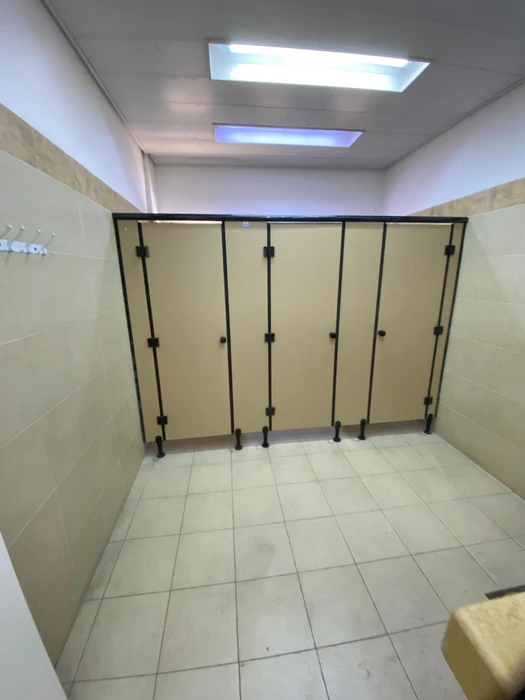 מחיצות ודלתות לתאי שירותים טרספה ( HPL ) בית ספר בדימונה