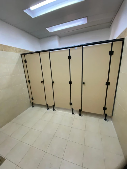 מחיצות ודלתות לתאי שירותים טרספה ( HPL ) בית ספר בדימונה