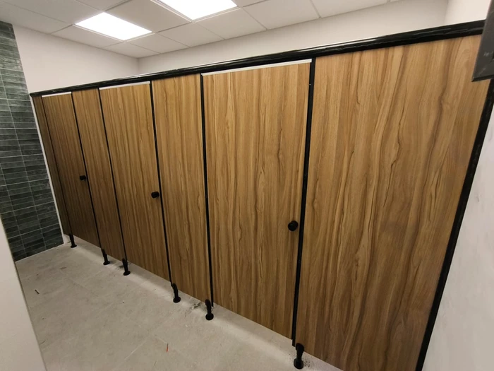 מחיצות ודלתות לתאי שירותים טרספה ( HPL ) ניר עם גן ילדים הותקנו 3 תאים