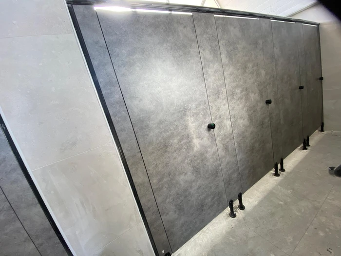 מחיצות ודלתות לתאי שירותים טרספה ( HPL ) שדרות בריכה עירונית