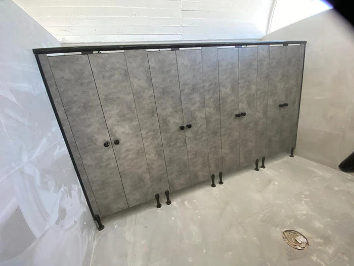 מחיצות ודלתות לתאי שירותים טרספה ( HPL ) שדרות בריכה עירונית