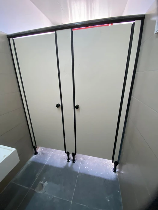 תאי שירותים מטרספה בבית ספר