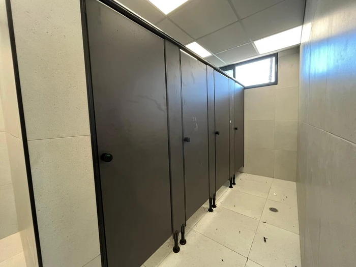 תאי שירותים מטרספה בתיכון באר טוביה.