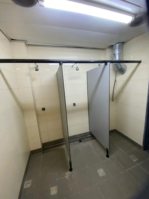 מחיצות מקלחת מטרספה בתל חי.