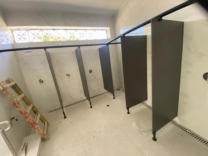 מחיצות מקלחת מטרספה במקווה.