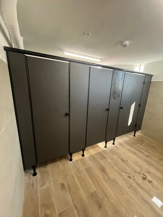 תאי שירותים מטרספה בבית ספר גבעת ברנר (2).