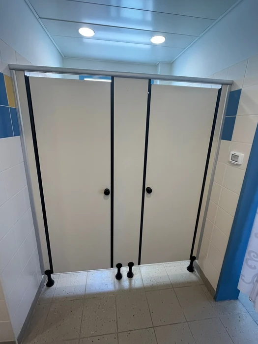 2 תאי שירותים בכפר תבור.