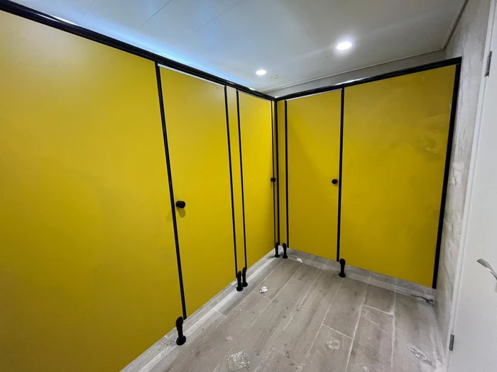 תאי שירותים בגן ילדים בראשלצ.