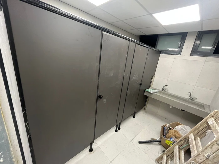 תאי שירותים בבאר טוביה (2).