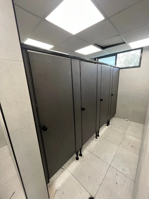 תאי שירותים בבאר טוביה.