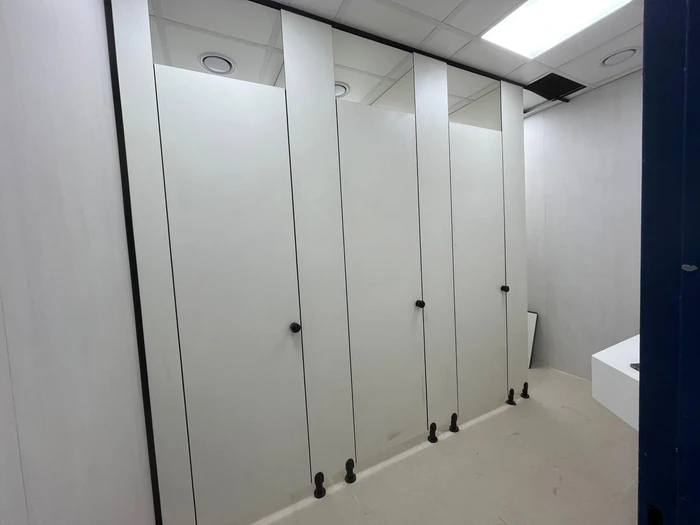 תאי שירותים מטרספה במפעל פאדאגיס ירוחם.