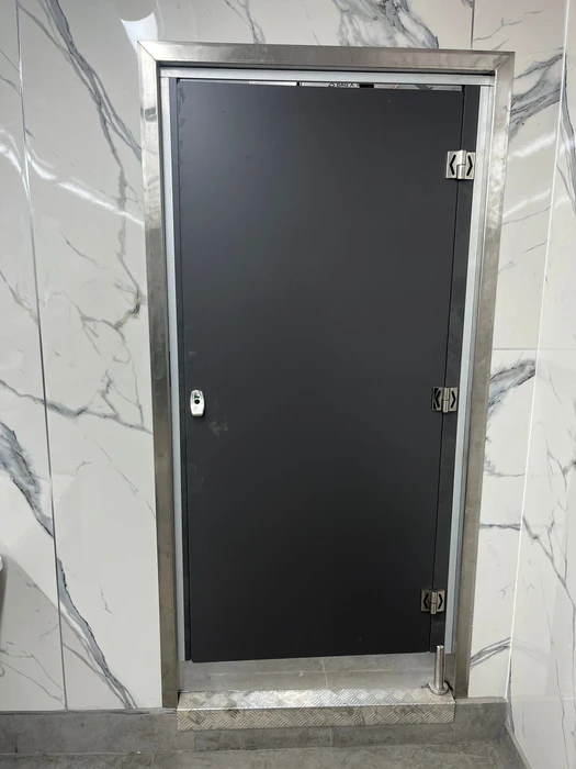 תא שירותי נכים מטרספה בעוף הבירה.