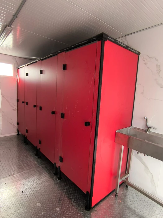 תאי שירותים מטרספה צבע אדום